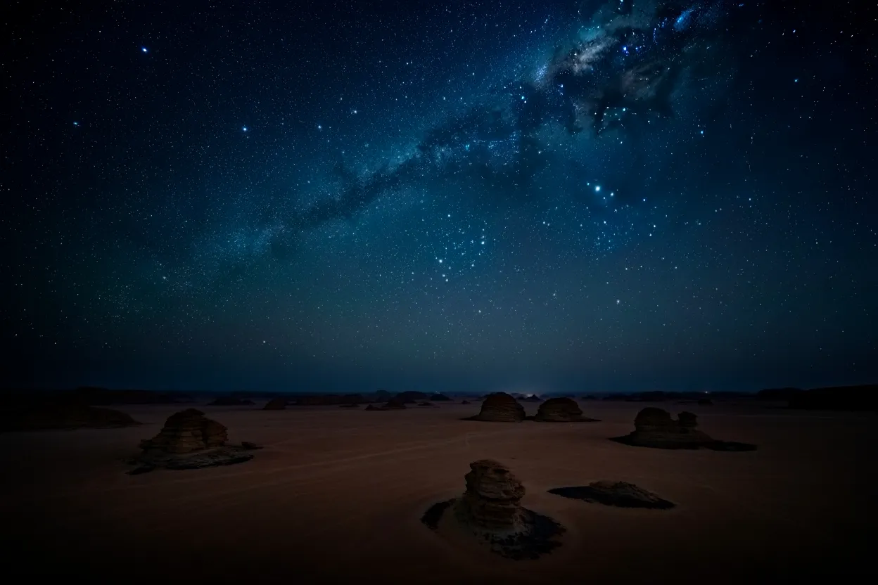 Ciel étoilé et Voie lactée au-dessus des formations rocheuses du désert d'AlUla en Arabie Saoudite