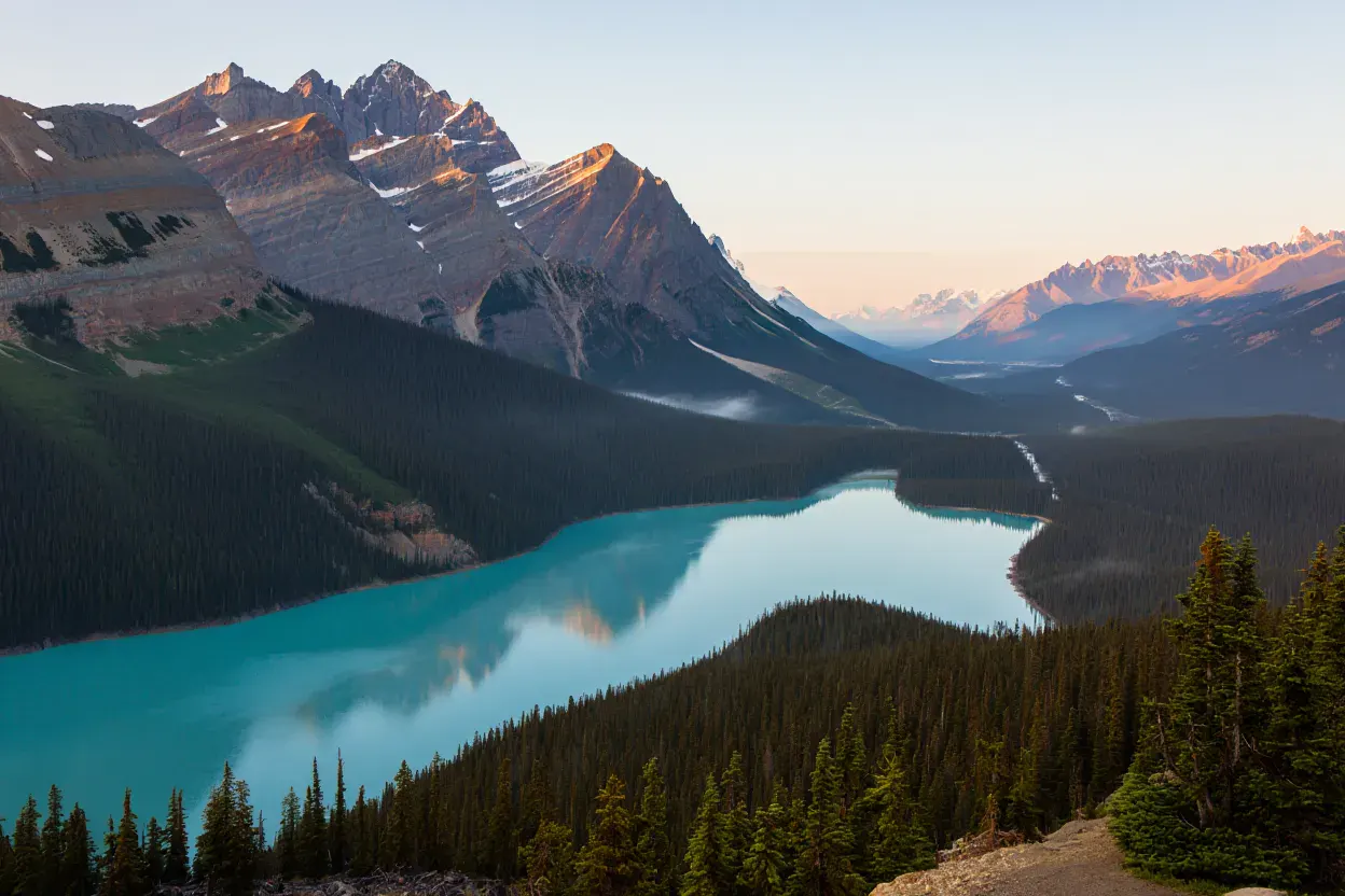 Lac turquoise au pied des montagnes Rocheuses canadiennes au lever du soleil, forêt de sapins et brume légère, sans personne