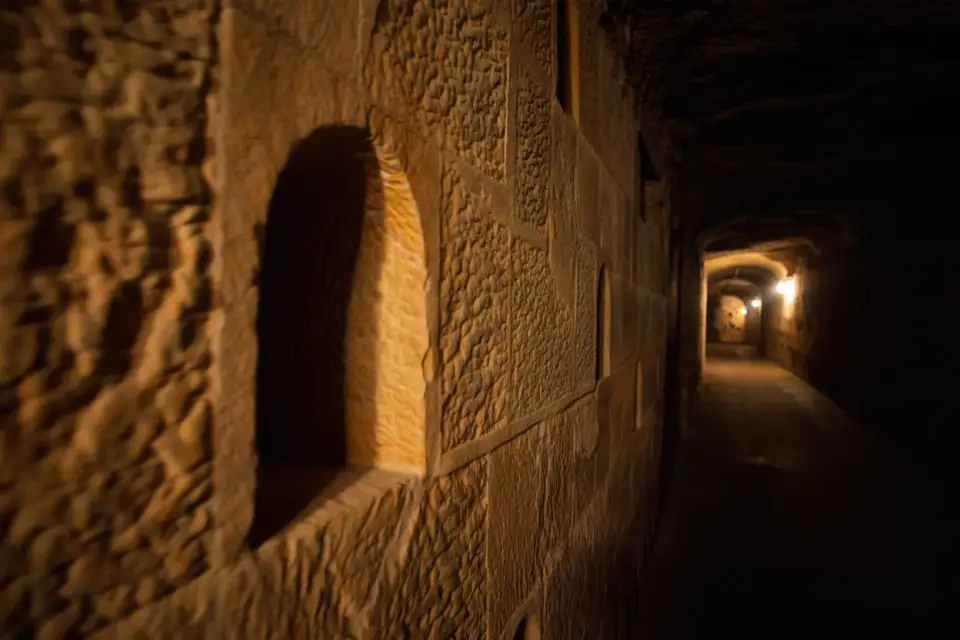 Galeries souterraines des anciennes carrières de Paris, éclairage ambré sur les murs de calcaire