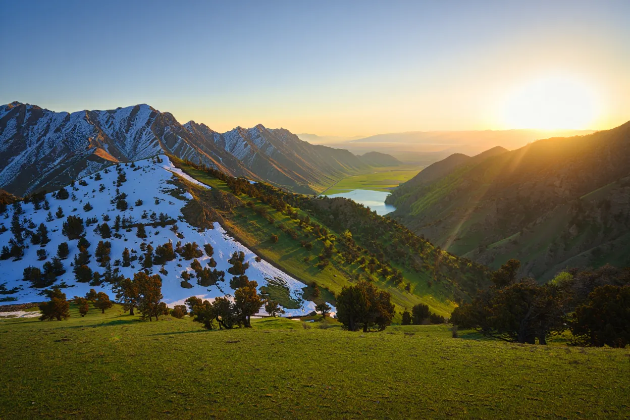 Montagnes enneigées du Tian Shan occidental en Ouzbékistan au lever du soleil, vallée de Beldersoy et pentes boisées
